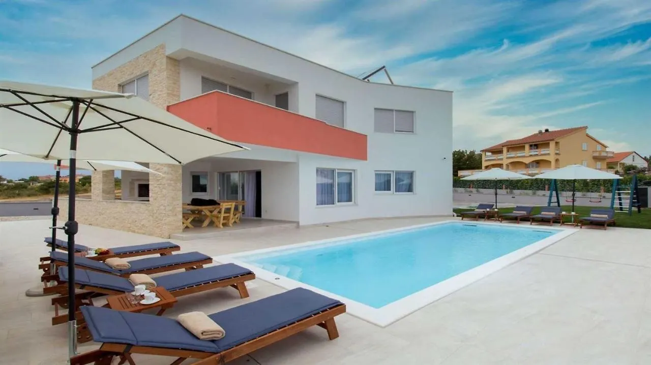 Villa Amfora With Heated Pool, Wellness And Tennis Knezevic