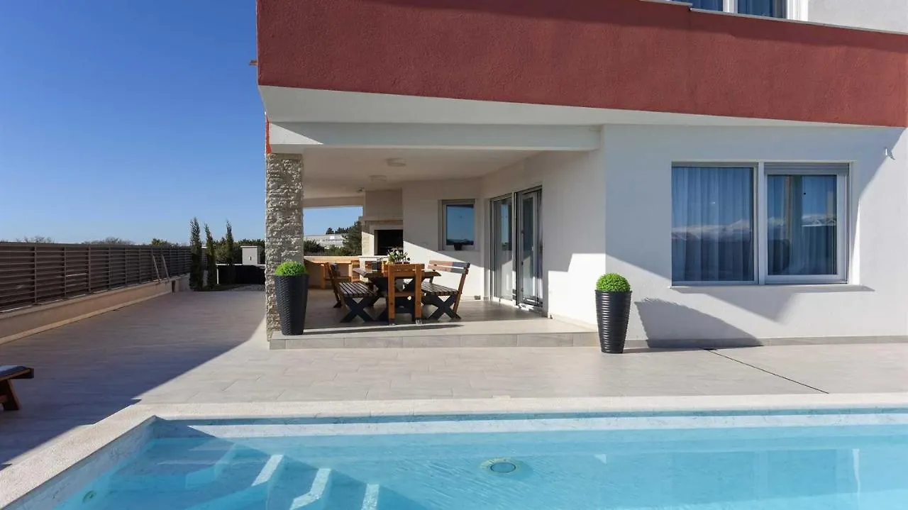 Villa Amfora With Heated Pool, Wellness And Tennis Knezevic