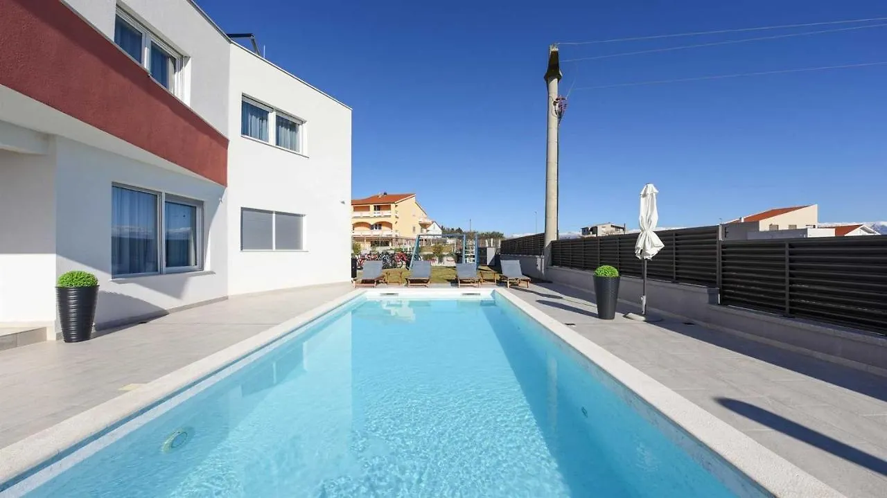 Villa Amfora With Heated Pool, Wellness And Tennis Knezevic