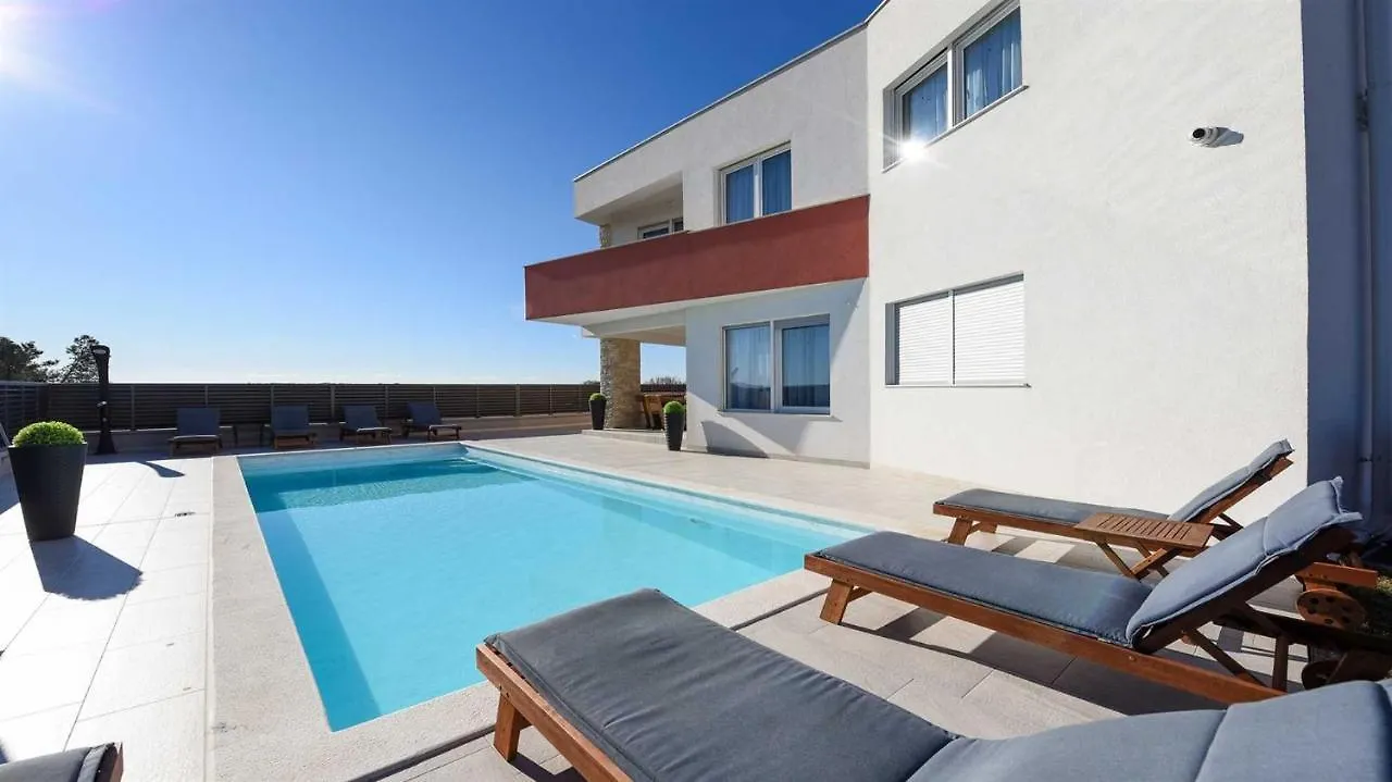 Villa Amfora With Heated Pool, Wellness And Tennis Knezevic