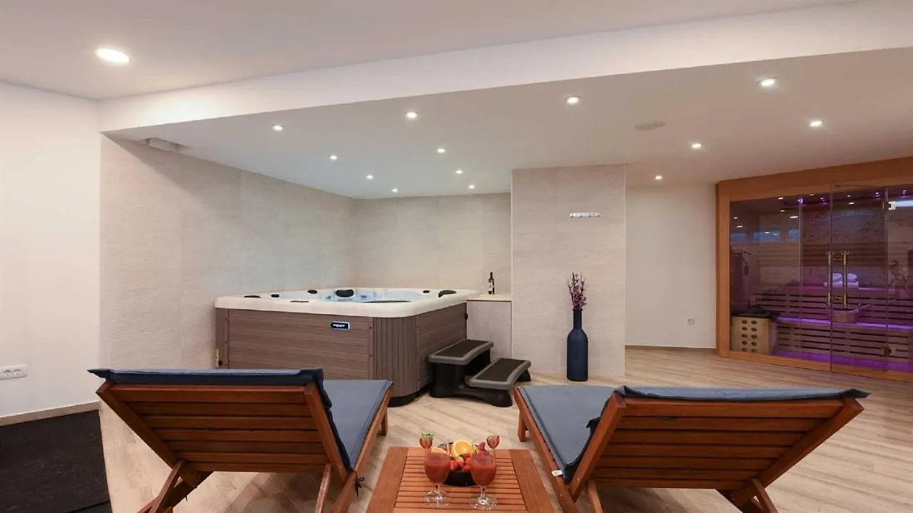 Villa Amfora With Heated Pool, Wellness And Tennis Knezevic Croatia