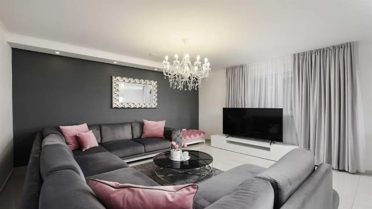 Villa Amfora With Heated Pool, Wellness And Tennis Knezevic