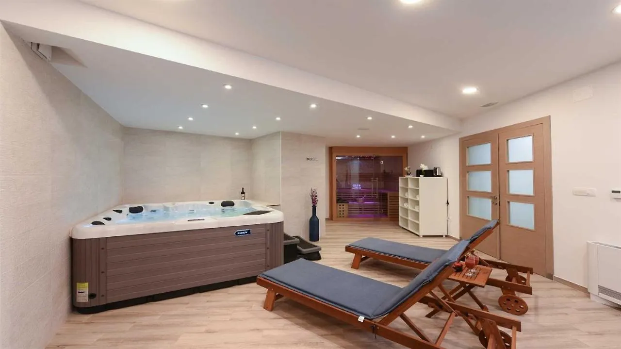 Villa Amfora With Heated Pool, Wellness And Tennis Knezevic