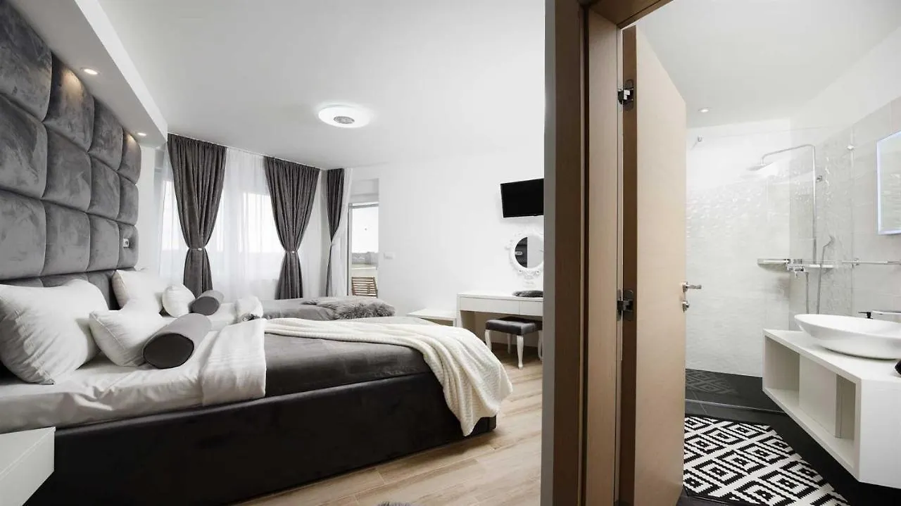 Villa Amfora With Heated Pool, Wellness And Tennis Knezevic