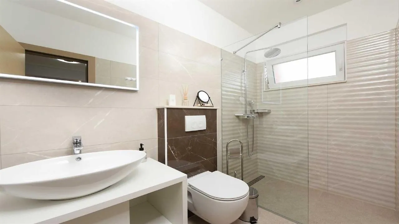 Villa Amfora With Heated Pool, Wellness And Tennis Knezevic
