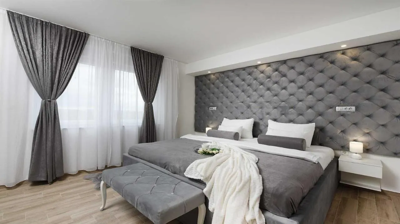 Villa Amfora With Heated Pool, Wellness And Tennis Knezevic