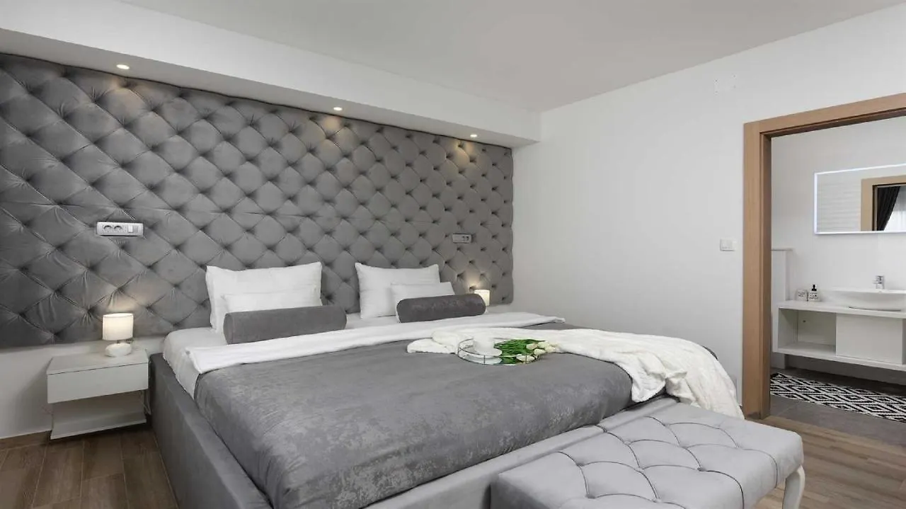 Villa Amfora With Heated Pool, Wellness And Tennis Knezevic