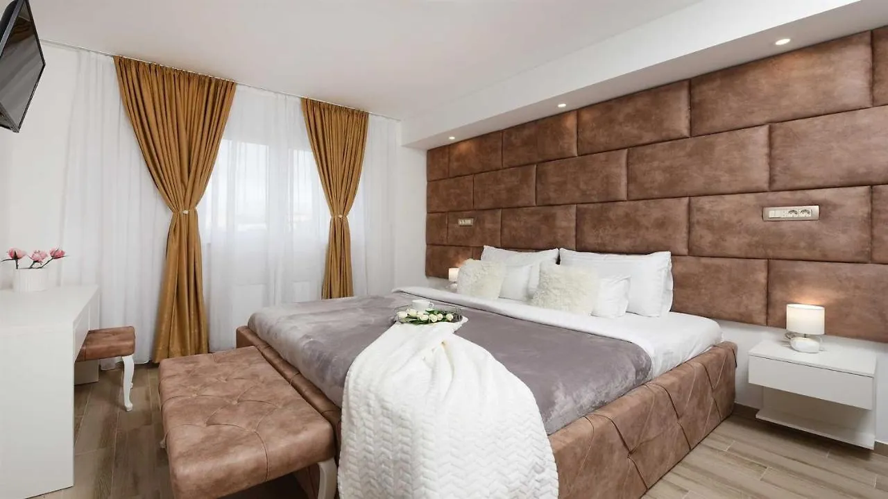 Villa Amfora With Heated Pool, Wellness And Tennis Knezevic