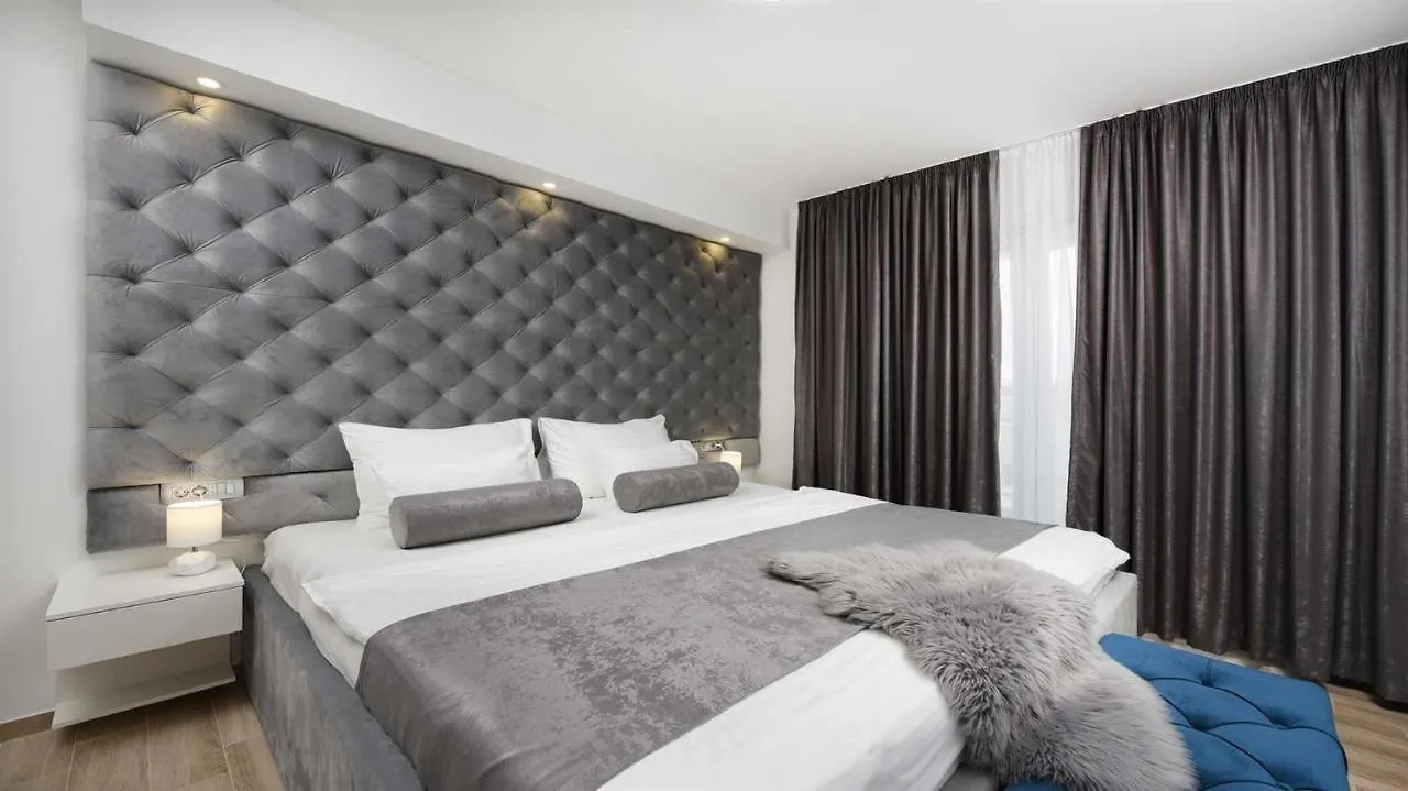 Villa Amfora With Heated Pool, Wellness And Tennis Knezevic