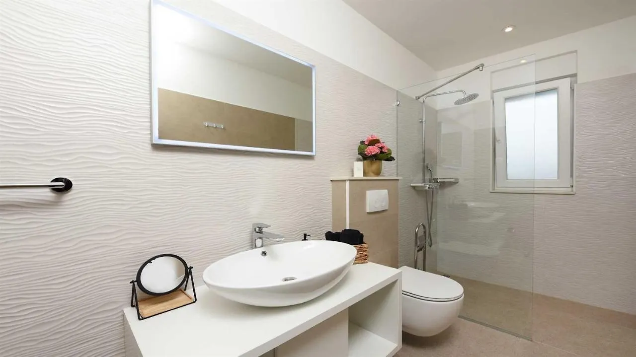 Villa Amfora With Heated Pool, Wellness And Tennis Knezevic