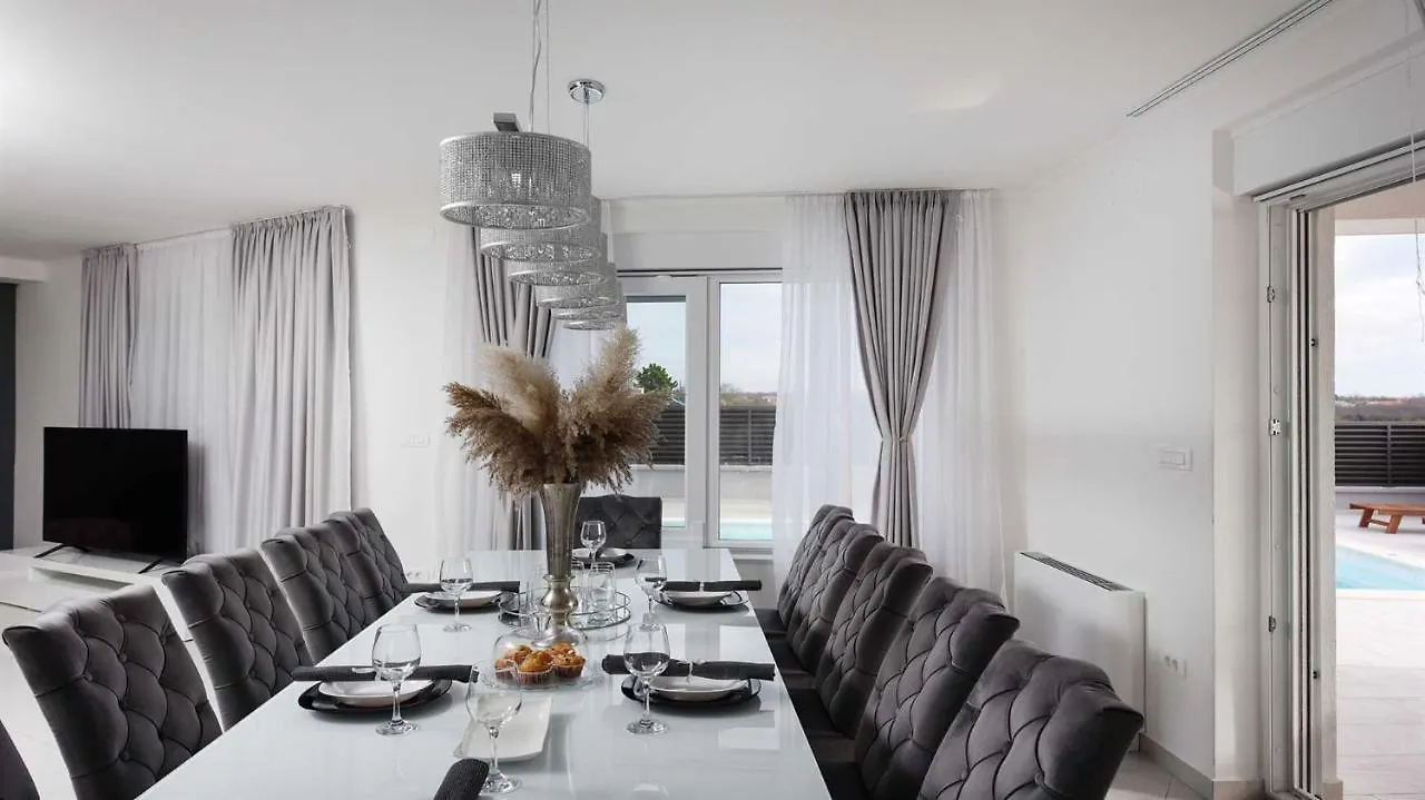 Villa Amfora With Heated Pool, Wellness And Tennis Knezevic