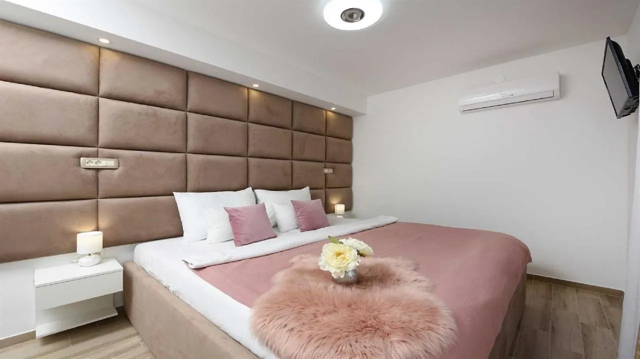 Villa Amfora With Heated Pool, Wellness And Tennis Knezevic